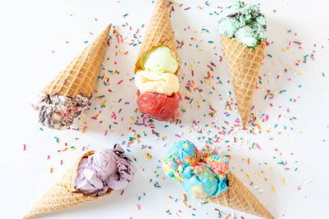 Pyszne domowe lody z posypką i sosem truskawkowym – inspiracja od Crunchy Snack!