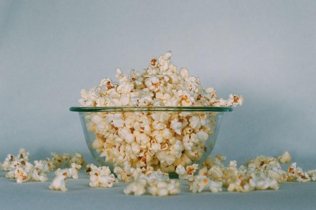 Popcorn - jak powstaje, skąd się wziął, kalorie, rodzaje