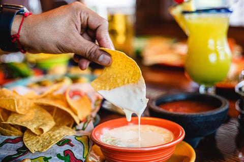 Guacamole, salsa czy queso? Poznaj najpopularniejsze dipy do nachosów