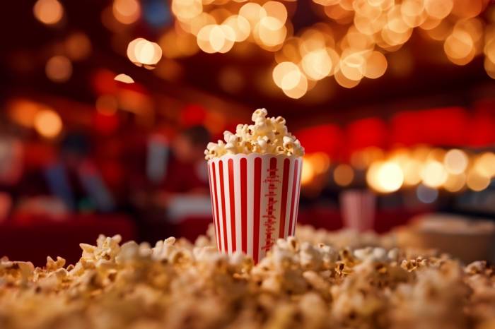 Popcorn i kina: dlaczego ta przekąska stała się synonimem wieczoru filmowego?
